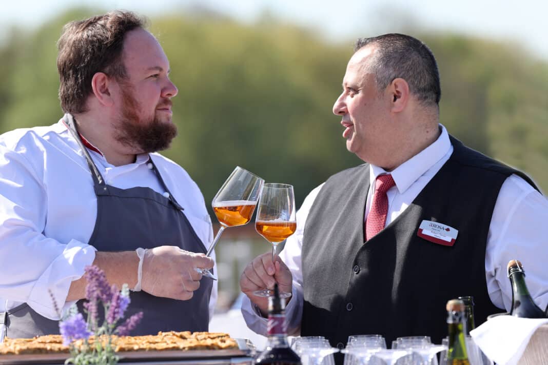 Während der neuen „Wein & Genuss-Reisen“ erleben die Gäste verschiedene Degustations-Veranstaltungen an Bord. Foto: © A-Rosa Flussschiff GmbH