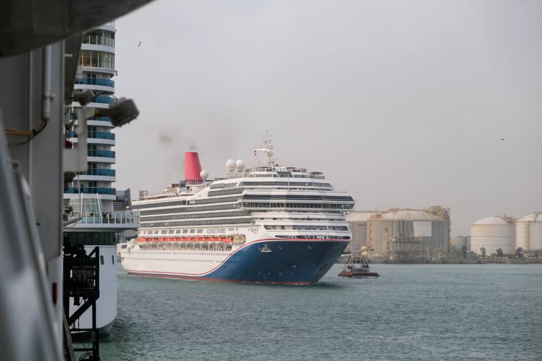 Carnival Freedom in Barcelona. Nach einem ersten Brand des Schornsteins im Mai 2022 fuhr das Schiff von Juni 2022 bis Oktober 2023 mit einer behelfsmäßigen Schornsteinkonstruktion. Foto: © Tamme - stock.adobe.com