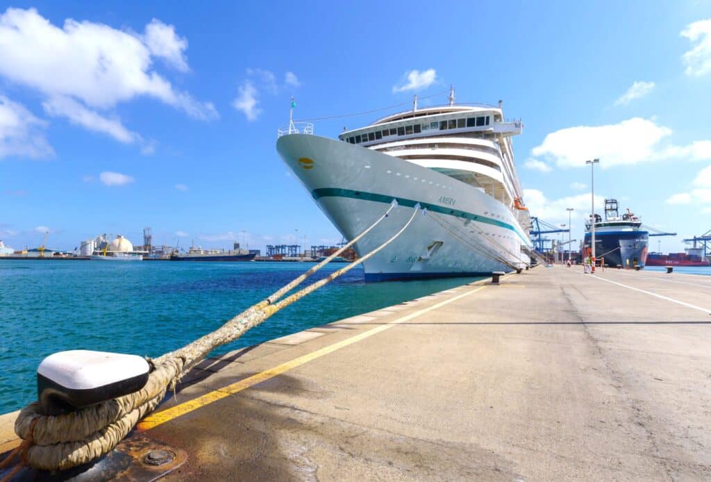MS Amera am Pier auf den Kanaren, Foto: © MS Amera / Phoenix Reisen