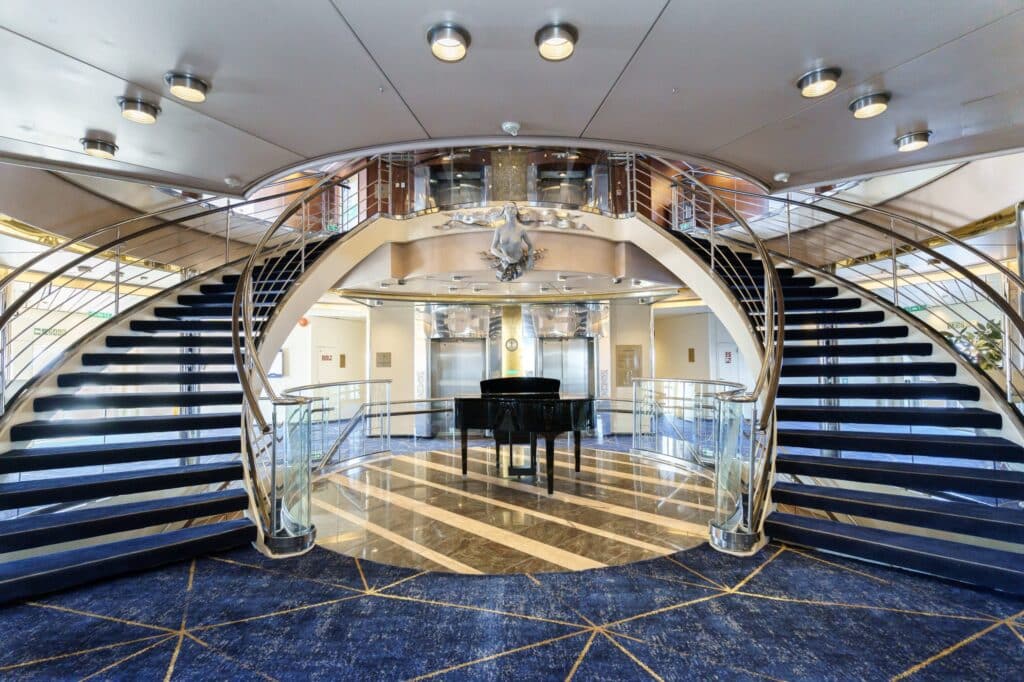 Treppenhaus / Foyer, Foto: © MS Amera / Phoenix Reisen