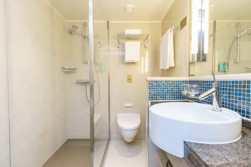 Aktualisiertes Bad mit Duschkabine, Foto: © MS Amera / Phoenix Reisen