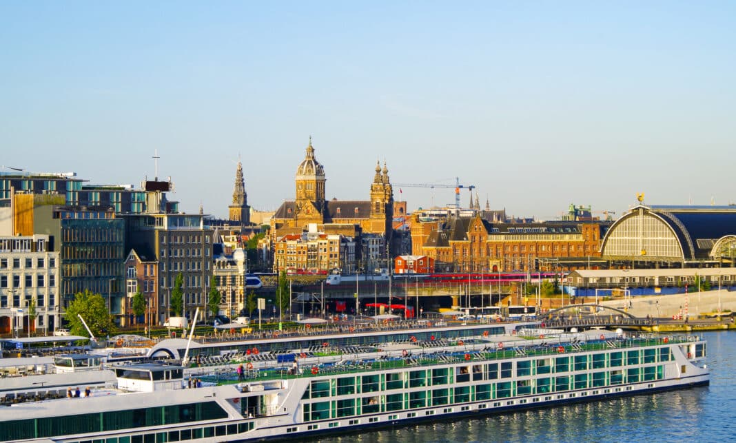 Flusskreuzfahrtschiffe in Amsterdam. Foto: stock.adobe.com/Tamme