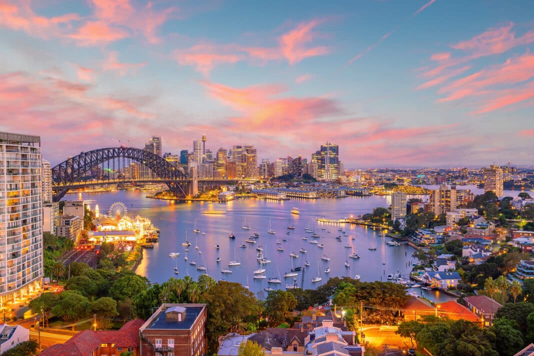 Die Skyline von Sydney mit der Habour Bridge. Foto: © F11photo / Adobe Stock