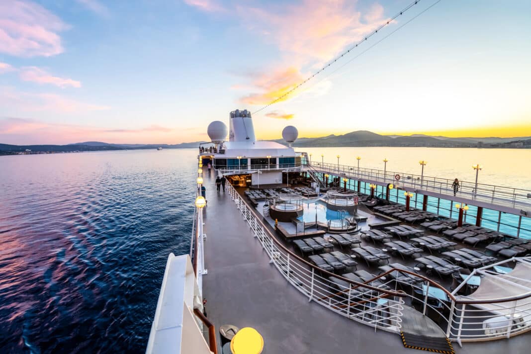Deckansicht der oberen Ebene und des Poolbereichs der Azamara Quest. CREDITS: © Kirk Fisher / Adobe Stock