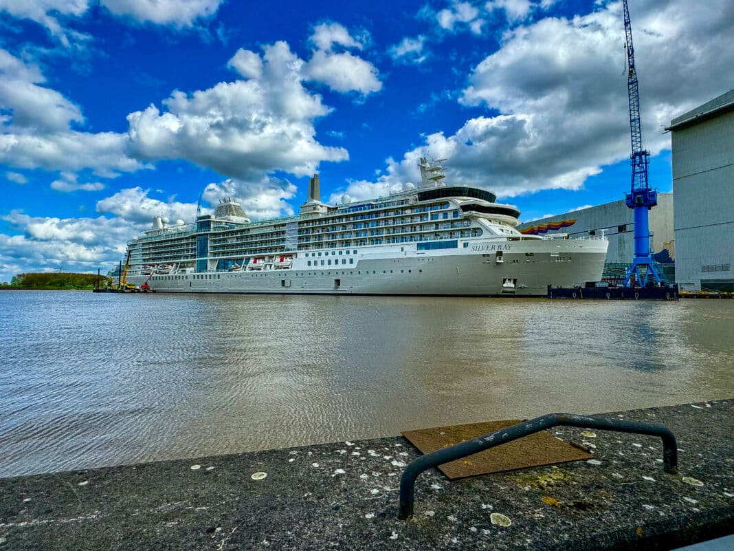 Die Silver Ray an der Meyer Werft in Papenburg. Foto: Christoph Assies