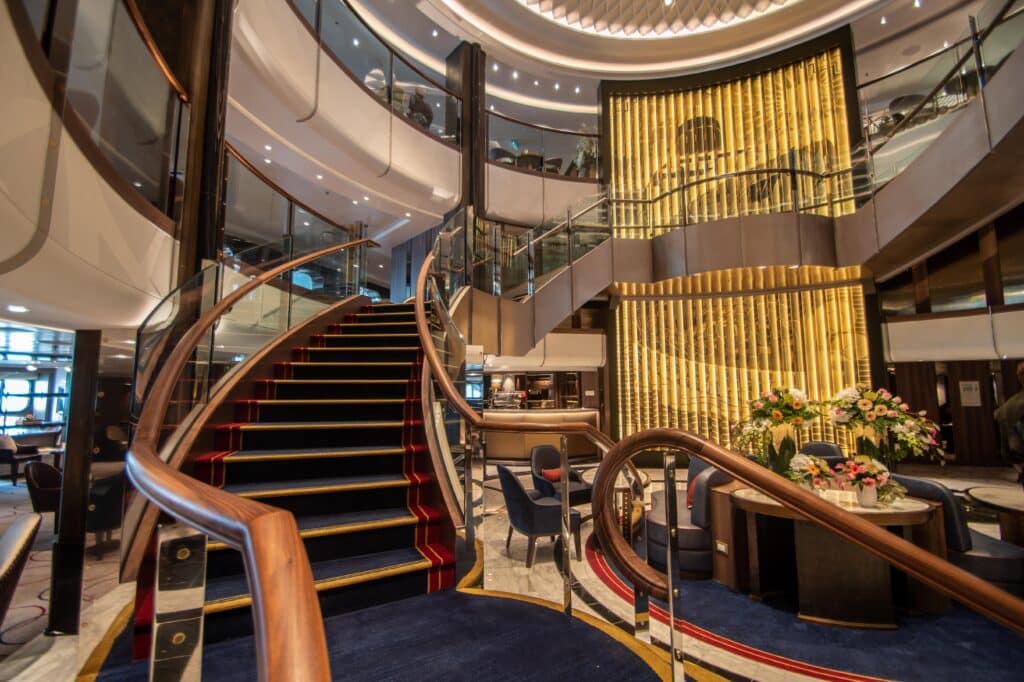Grand Lobby, Queen Anne, Cunard; Foto: © Tobias Lange-Rüb / CRUCERO  