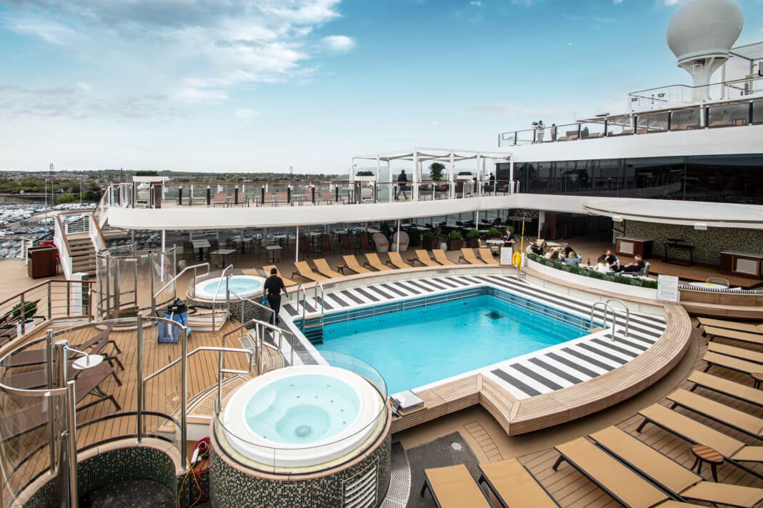 Panorama Pool Club, Queen Anne, Cunard; Foto: © Tobias Lange-Rüb / CRUCERO