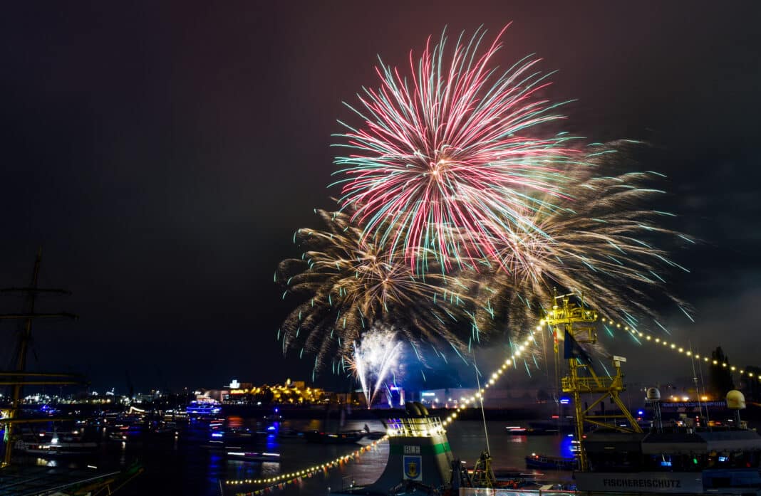Hafengeburtstag Hamburg mit Feuerwerk am Freitagabend. Foto: © Hamburg Messe und Congress GmbH / Nicolas Maack