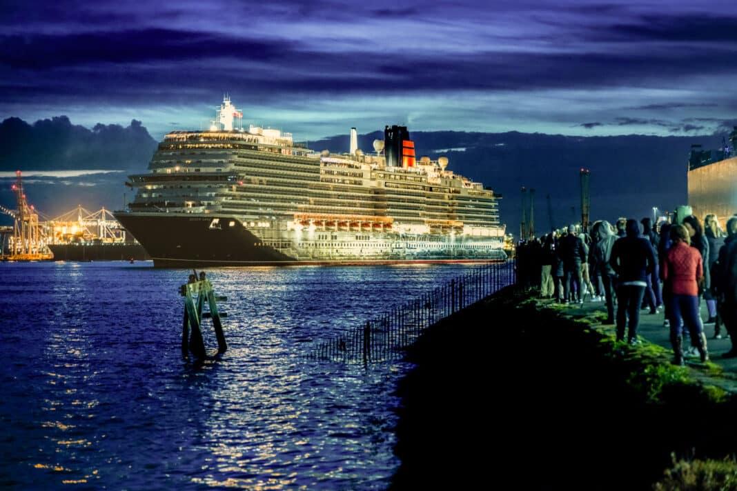 Die Queen Anne startet am Abend des 3. Mai 2024 von Southampton aus auf ihre historische Jungfernfahrt nach Lissabon. Foto: © Cunard / Christopher Ison