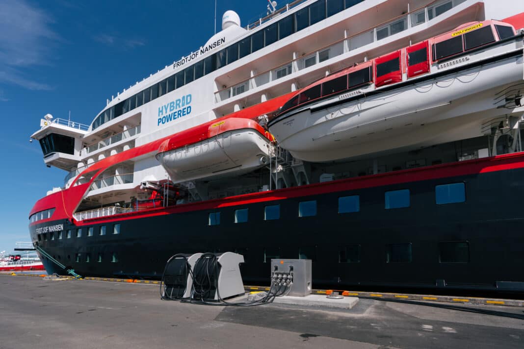 Die MS Fridtjof Nansen bei der Premiere des Anschlusses an die neue Landstromanlage am Midtbakki Terminal in Reykjavik. Foto: HX