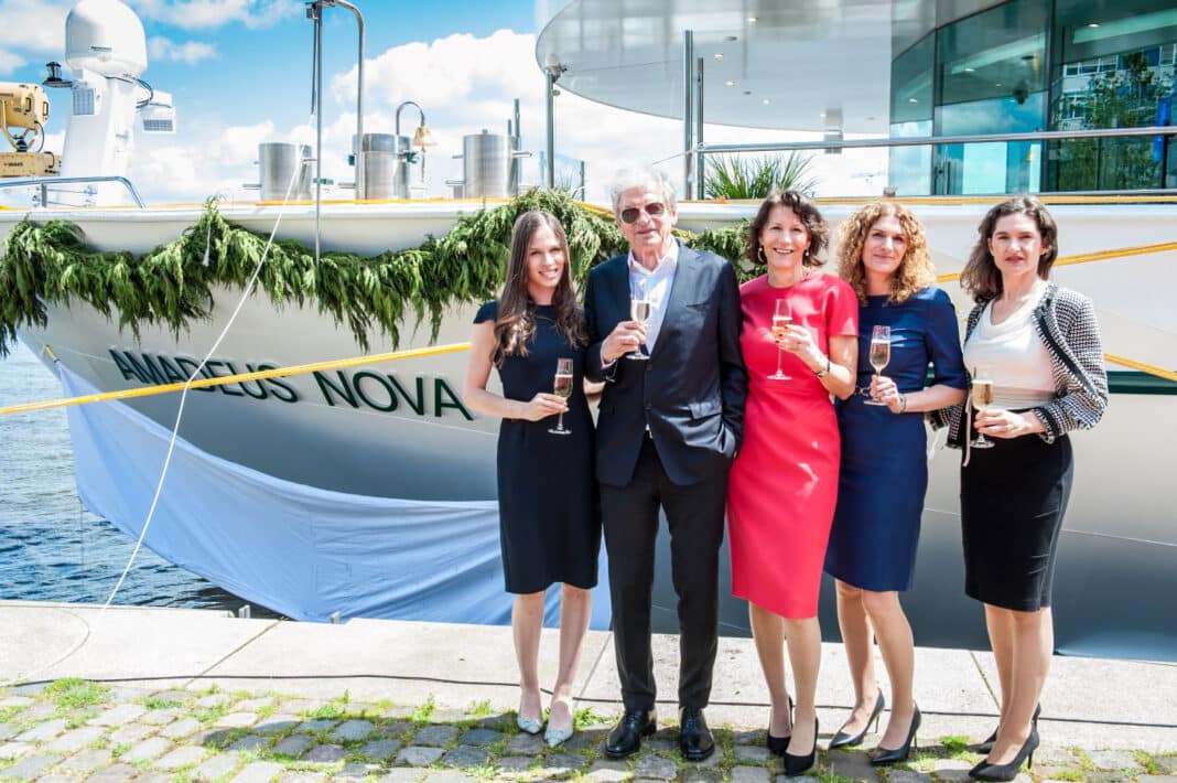 Reeder-Familie Lüftner nach der Taufzeremonie in Amsterdam, v.l.n.r. Corina Lüftner, Dr. Wolfgang Lüftner, Martina Lüftner, Anna Lüftner und Lea Lüftner. Foto: © Lüftner Cruises / Nicole Zaddach