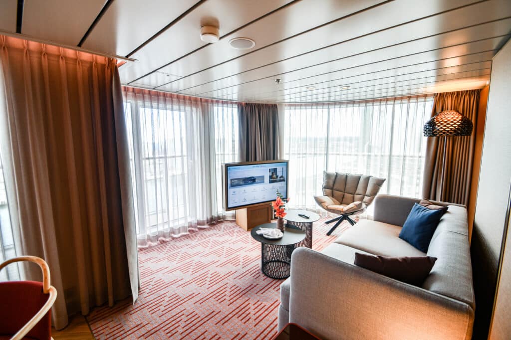 Panoramasuite, Wohnbereich, Mein Schiff, Foto: © Tobias Lange-Rüb / CRUCERO