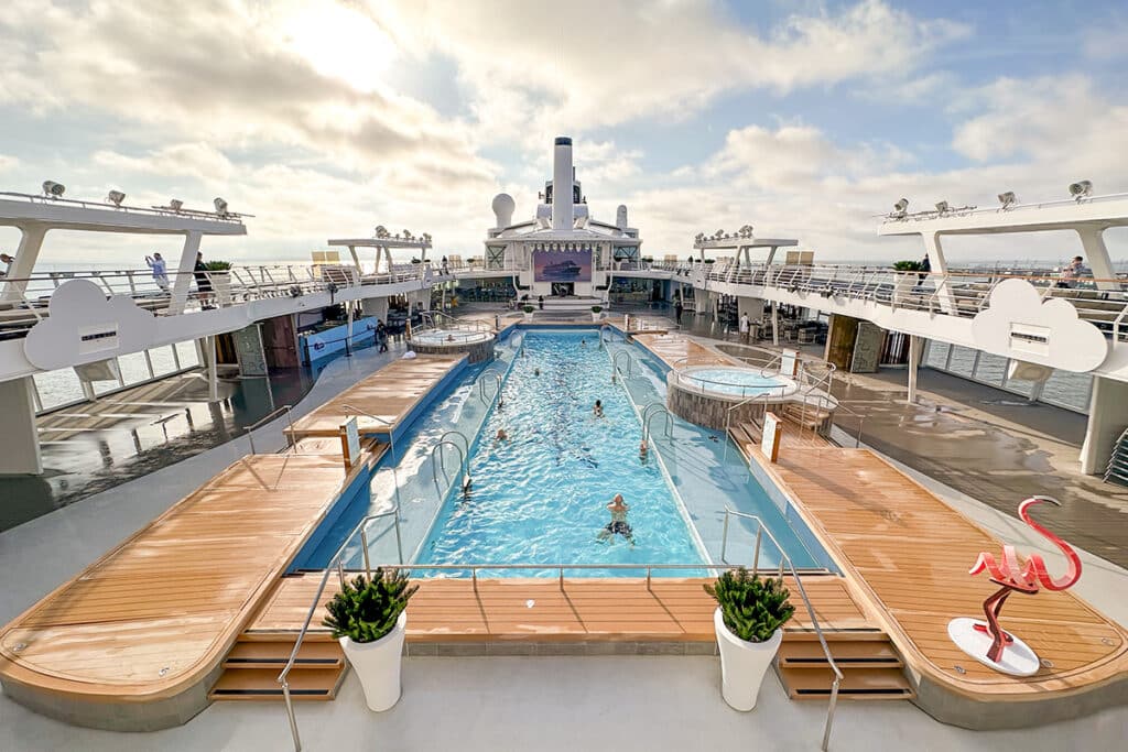 Pooldeck der Mein Schiff 7, Foto: © Tobias Lange-Rüb / CRUCERO