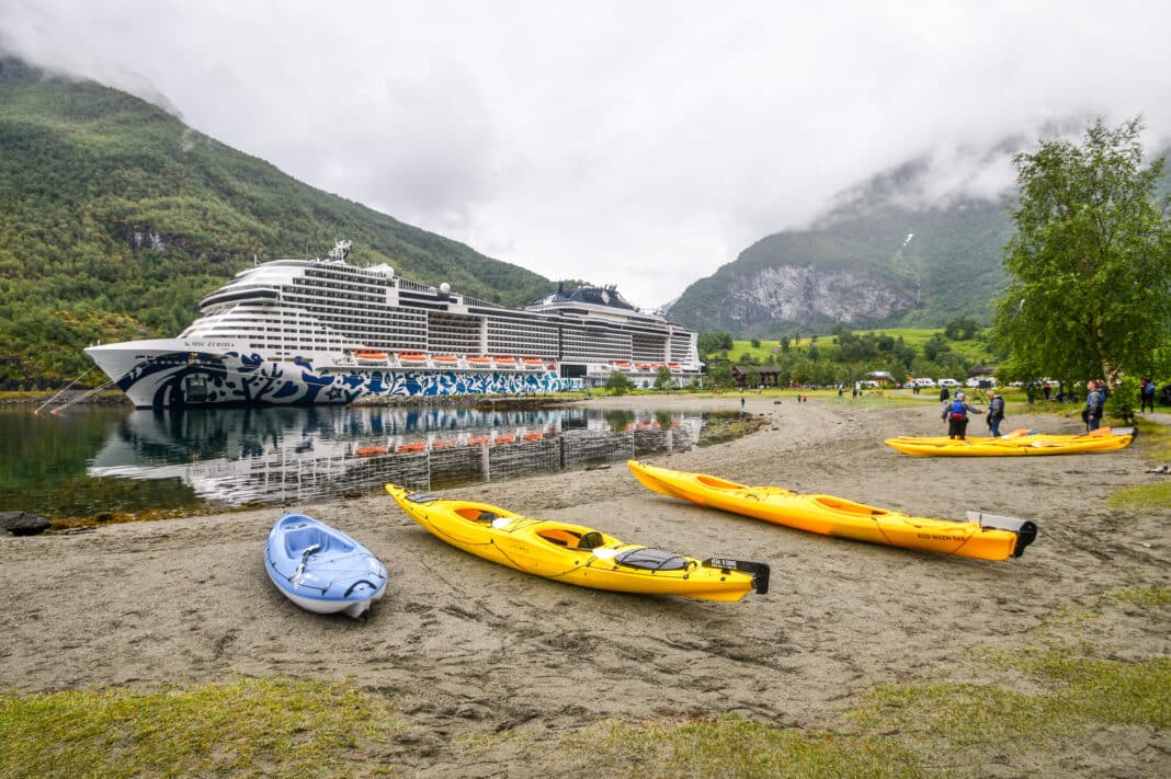 MSC Euribia im Juni 2024 im Hafen von Flam, Norwegen. Foto: © Crucero / Tobias Lange-Rüb