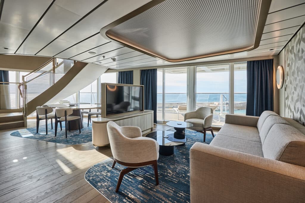 Wohn- und Essbereich der Große Freiheit Suite. Foto: TUI Cruises