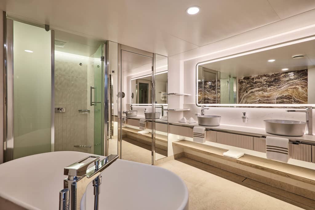 Bad mit Regendusche, Badewanne und Infrarot-Sauna in der Große Freiheit Suite. Foto: TUI Cruises