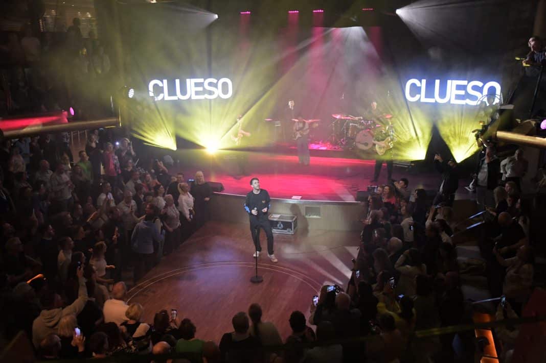 Clueso spielte ein rund 90-minütiges Live-Set an Bord der AIDAdiva. Foto: Tobias Lange-Rüb / CRUCERO
