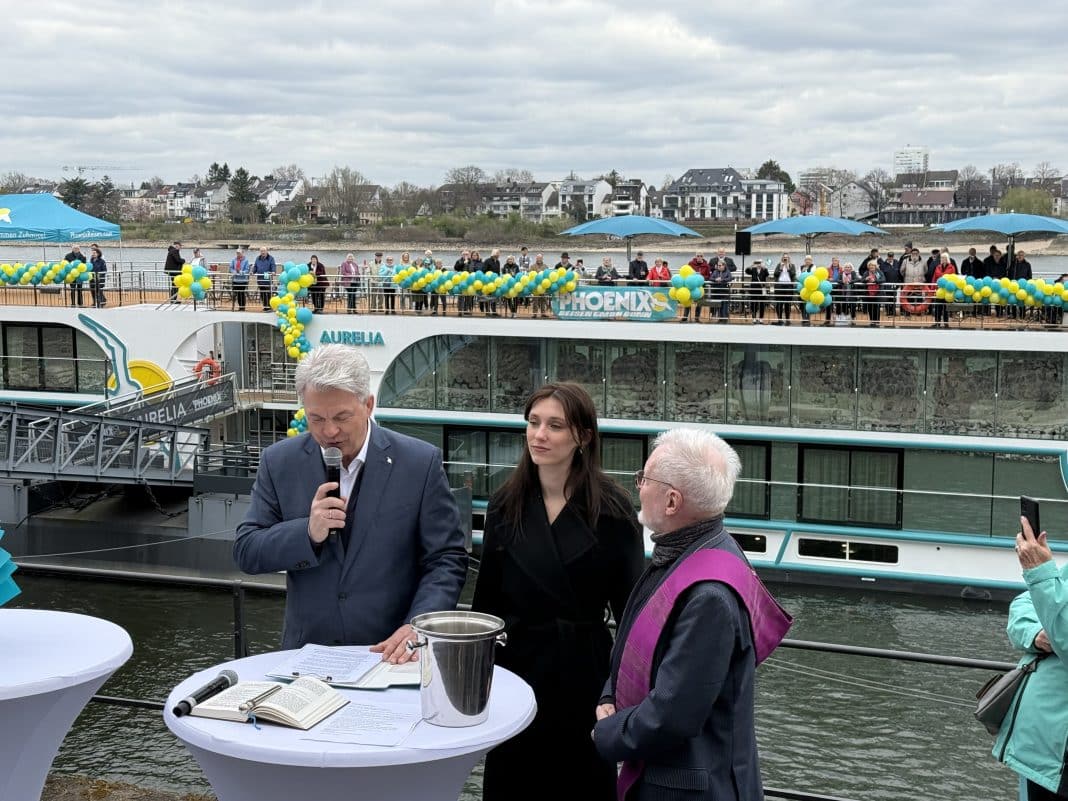 MS Aurelia Taufe am 26. März 2025 in Bonn; v.l.: Michael Schulze, Direktor Schiffsreisen von Phoenix Reisen, Taufpatin Bianca Rödig und Pfarrer Raimund Blanke. Foto: © CRUCERO / Ralf Lange