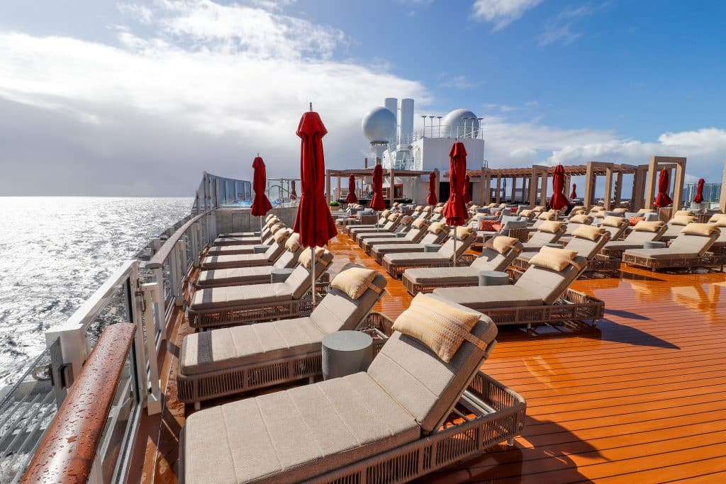 Liegen im Vibe Beach Club, Foto: © Christoph Assies