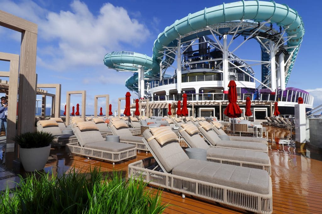 Vibe Beach Club mit Blick auf Aqua Slidecoaster, Foto: © Christoph Assies