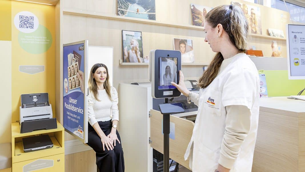 Ab Mai liefert dm digitale biometrische Passbilder. Foto: © Silke Walz / dm-drogerie markt