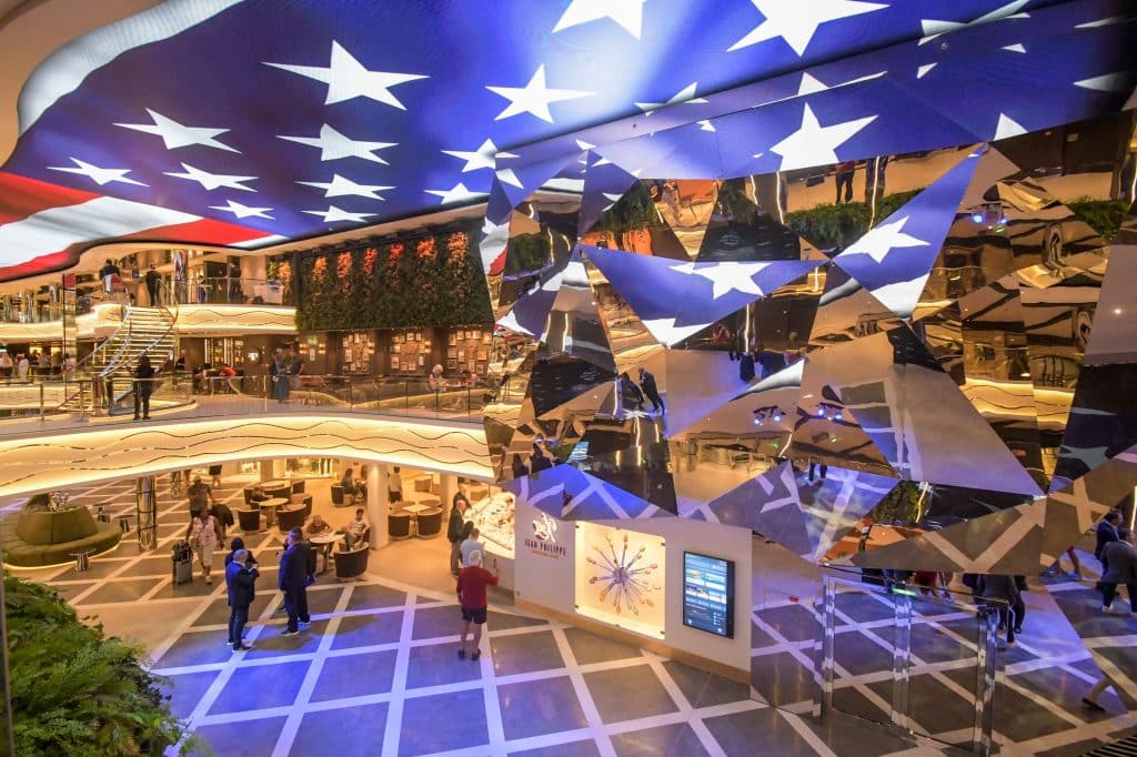 The Star-Bangled Banner über der Galleria auf der MSC World America, Foto: © Tobias Lange-Rüb / CRUCERO