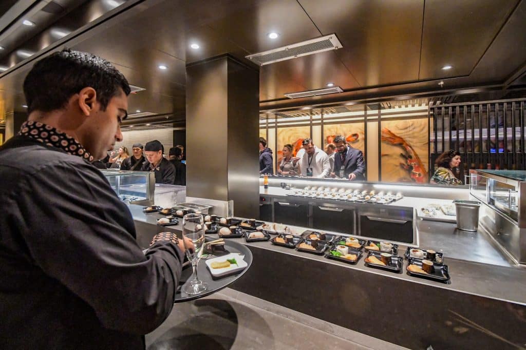 Flottenweit beliebt sind Sushi und Teppanyaki-Angebote, hier das Kairo-Restaurant an Bord Der MSC World America, Foto: © Tobias Lange-Rüb 
