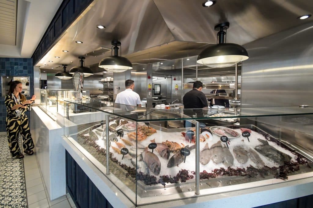 Neu an Bord ist Paxos, ein griechisches Restaurant auf der World Promenade. Foto: © Tobias Lange-Rüb / CRUCERO