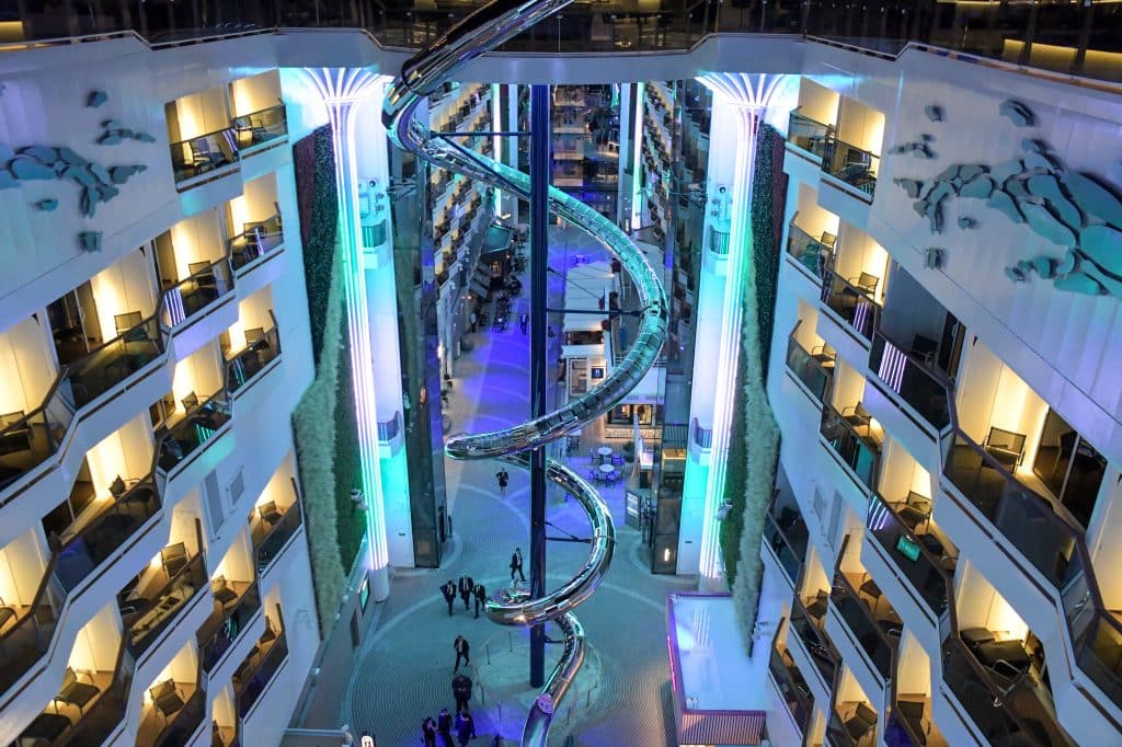 Trockenrutsche "Jaw Drop" bei Nacht. Foto: Tobias Lange-Rüb / CRUCERO