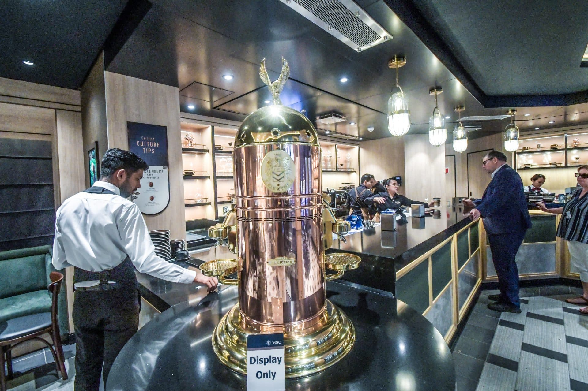 Kaffees auf französischer, italienischer, türkischer und marokkanischer Art, serviert mit passenden internationalen Süßspeisen. Foto: © Tobias Lange-Rüb / CRUCERO