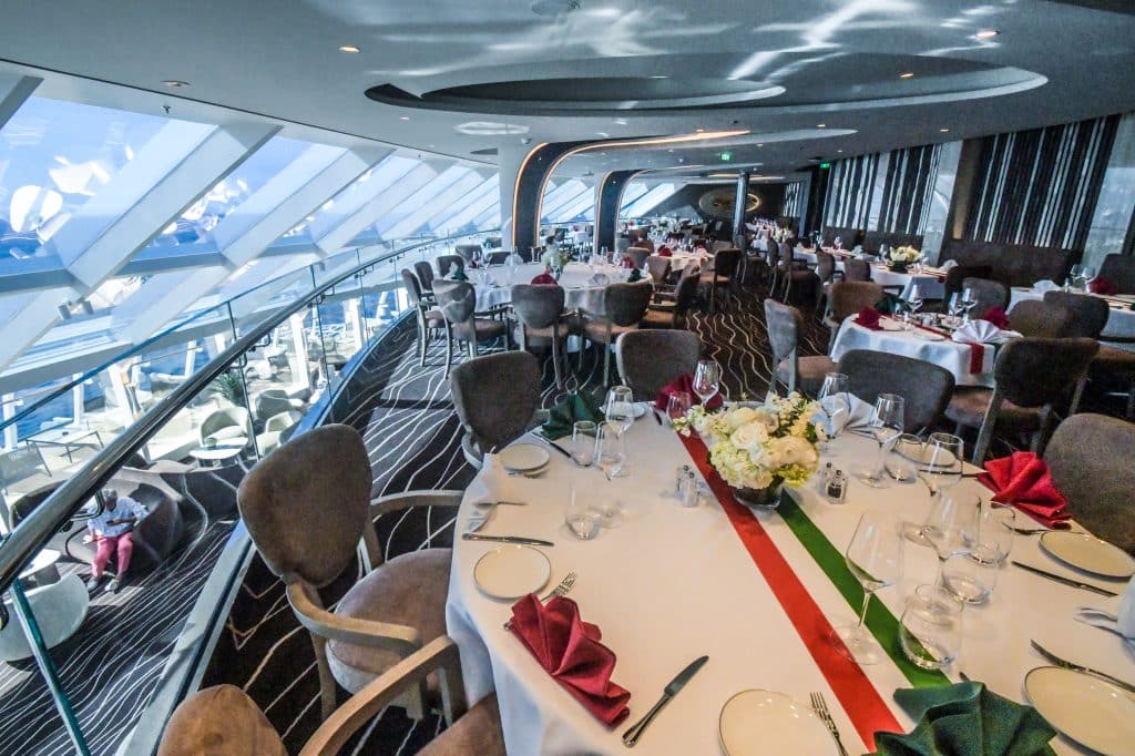 Restaurant des MSC Yacht Clubs, eingedeckt zur „Italienischen Nacht“. Foto: © Tobias Lange-Rüb / CRUCERO