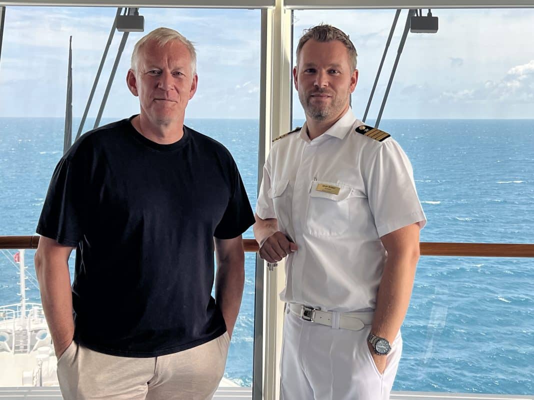 Johannes B. Kerner und Kapitän Sören Anderl auf der Brücke der EUROPA 2, Foto: © Hapag-Lloyd Cruises