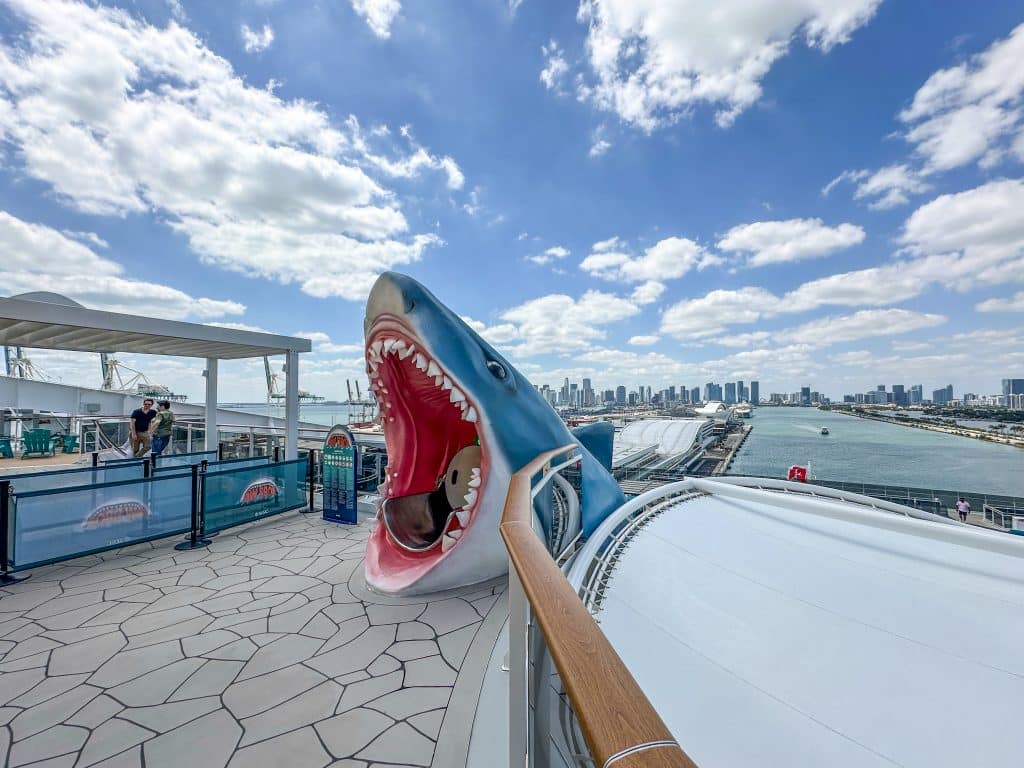 Trockenrutsche "Jaw Drop", Start. Foto: Tobias Lange-Rüb / CRUCERO