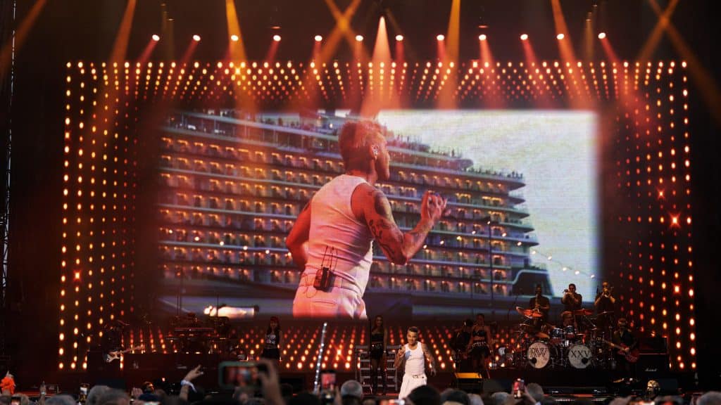 Superstar Robbie Williams bei seinem Konzert im Rahmen der Taufe der Mein Schiff Relax in Malaga. Foto: Max Rempe für TUI Cruises