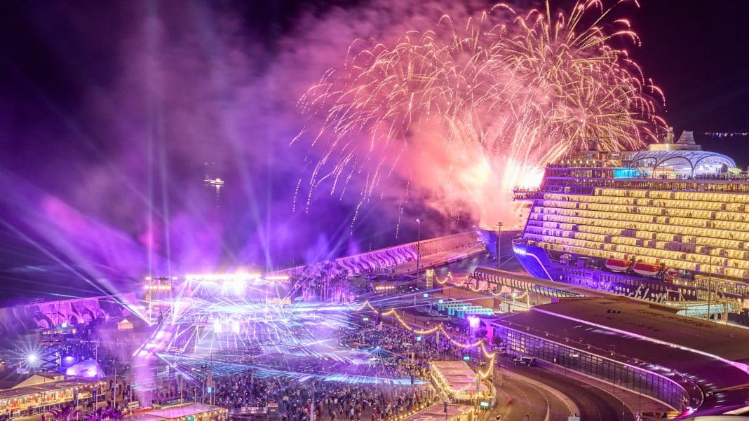 Höhepunkt: Ein Feuerwerk erstrahlte den Hafen von Malaga zum Abschluss der Taufe der Mein Schiff Relax. Foto: Christian Wyrwa für TUI Cruises