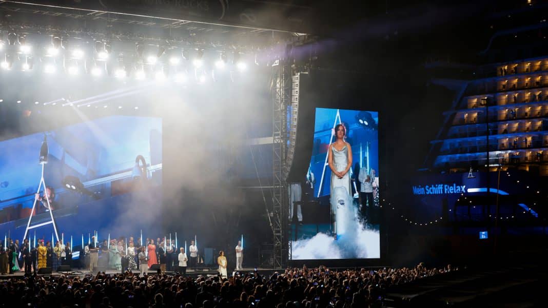 Taufpatin Giuliana Rizzo löste den Mechanismus zum Zerschellen der Champagnerflasche am Rumpf der Mein Schiff Relax aus. Foto: Franziska Krug, Getty Images für TUI Cruises