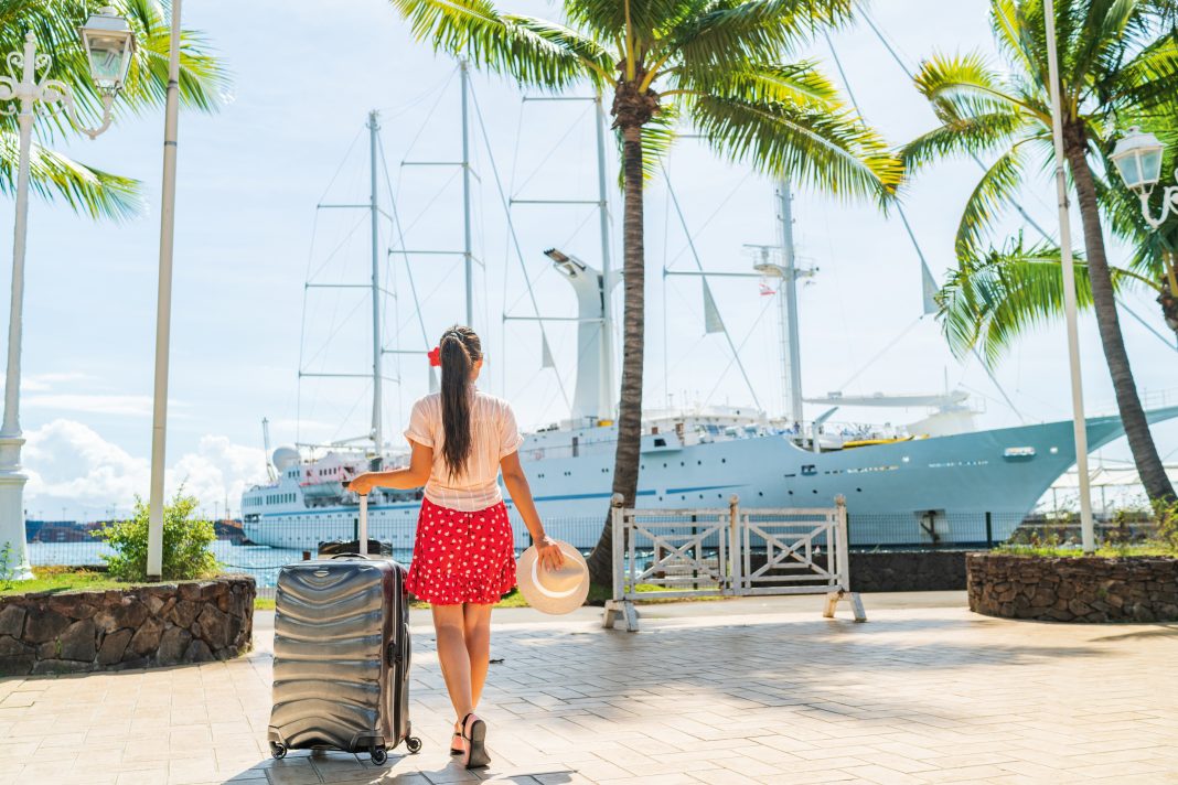 Passagierin auf dem Weg zum Schiff, Foto: © Maridav / Adobe Stock