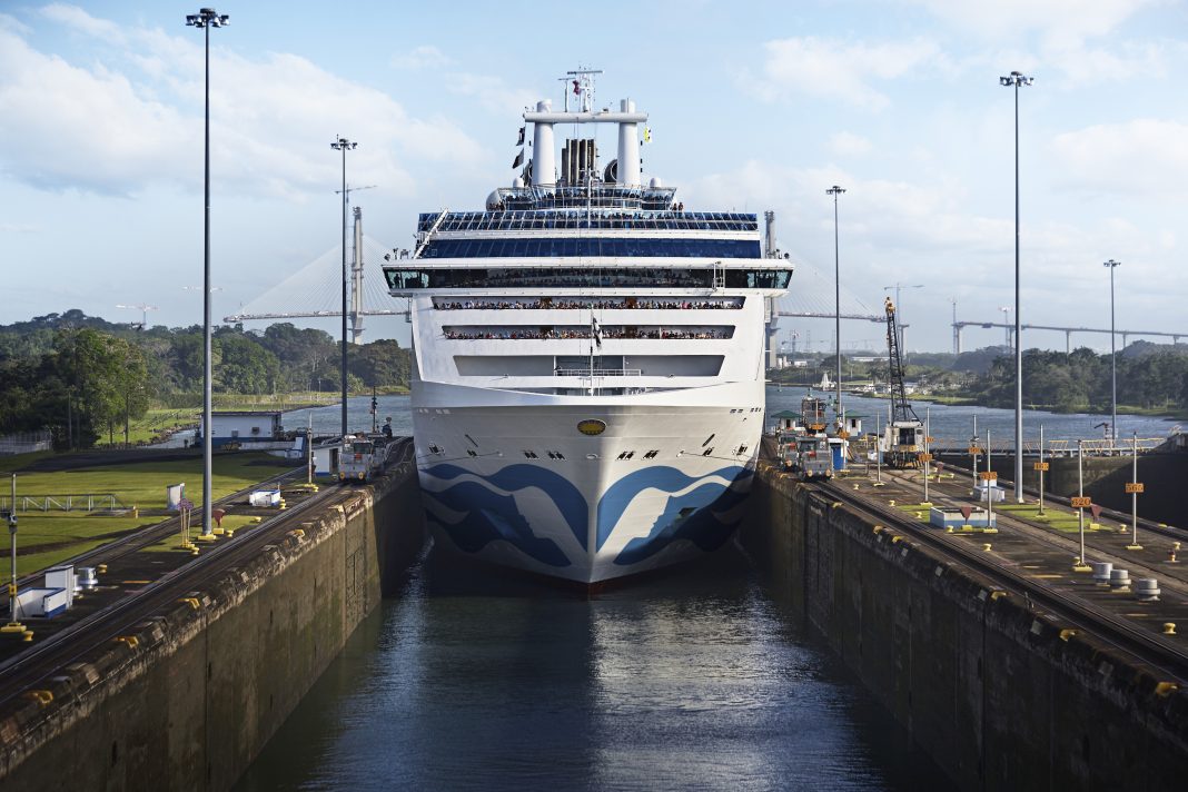 Coral Princess im Panamakanal, Foto: © Princess Cruises