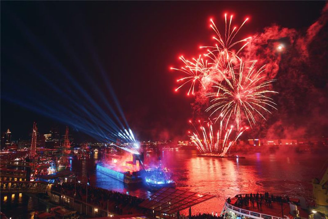 Krönender Abschluss am Samstag Abend: Feuerwerk und Elbe in Concert. Foto: © Hamburg Messe und Congress GmbH / Alexander Wöckener