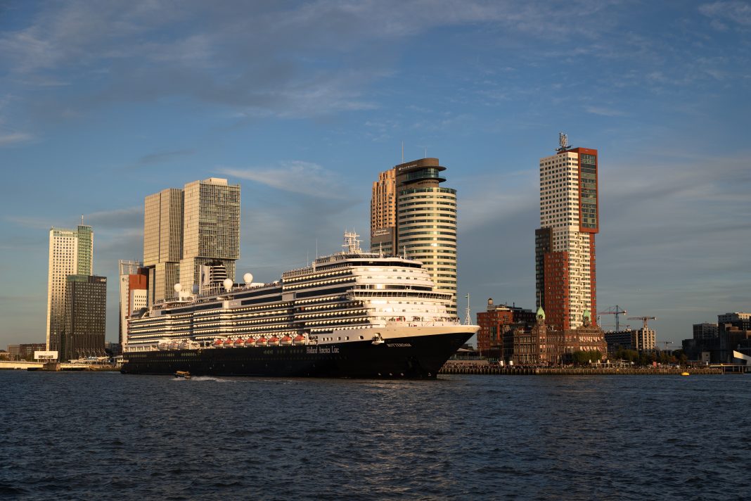Die Rotterdam von Holland America im Hafen von Rotterdam. Foto: Holland America Line