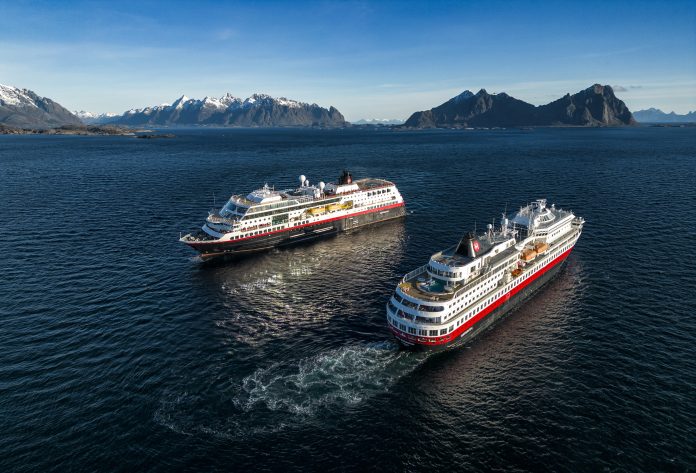 MS Finnmarken und MS Midnatsol kreuzen vor der norwegischen Küste, Foto: © Hurtigruten / Tommy Simonsen