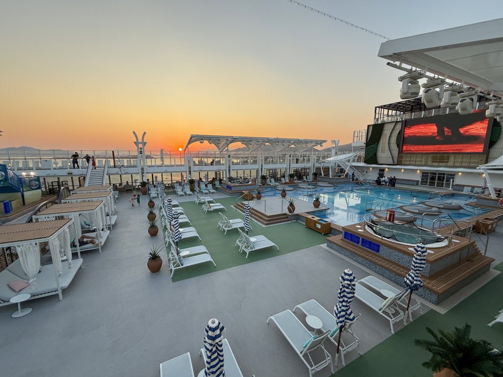 Hauptpool am Abend, Foto: © Tobias Lange-Rüb / Crucero