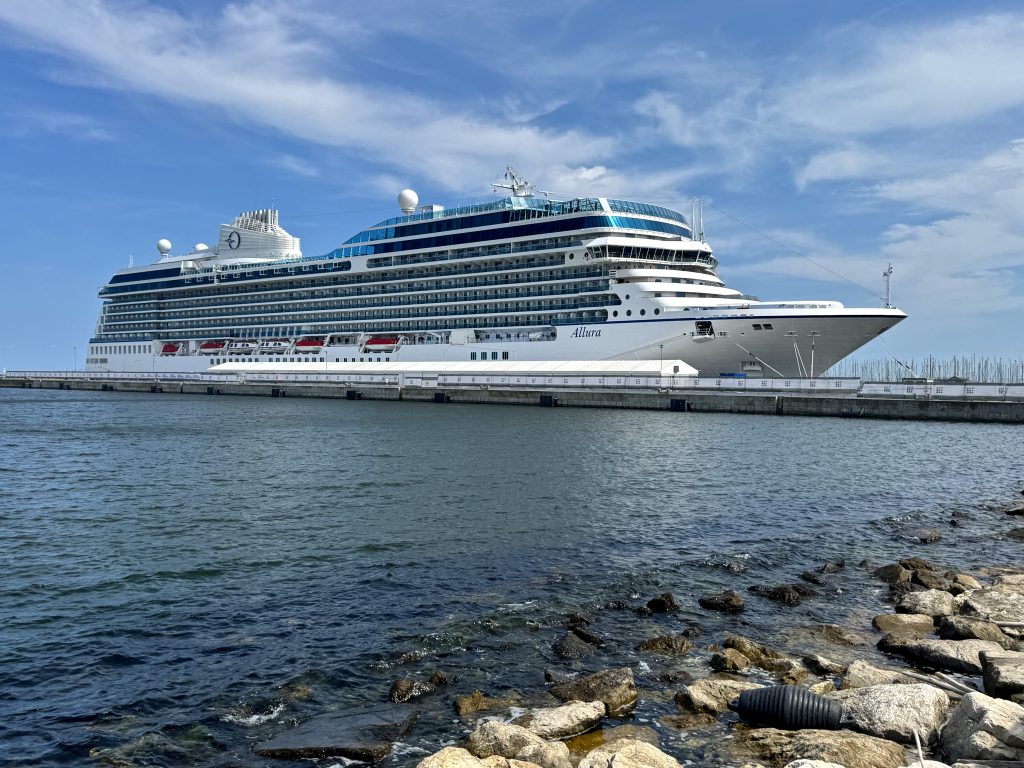 Die Allura im Kreuzfahrthafen von Ravenna, in Porto Corsini, Foto: © Christoph Assies