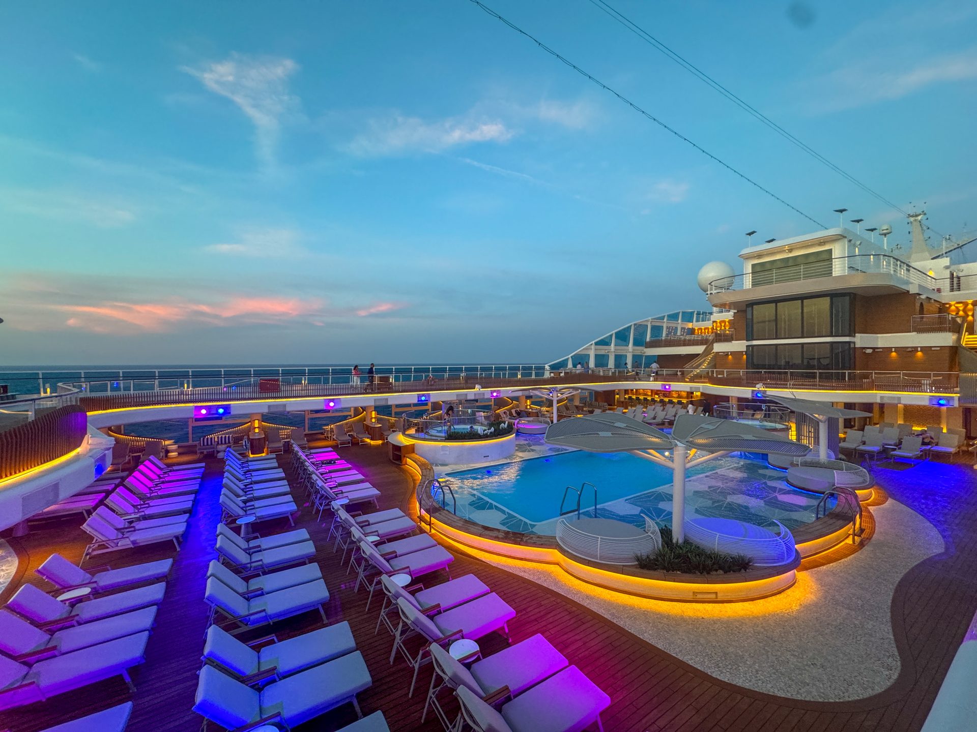 Blick auf das Pooldeck der Allura. Foto: Christoph Assies