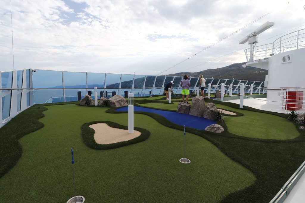 Minigolf-Court auf dem Sports Deck, Foto © Christoph Assies