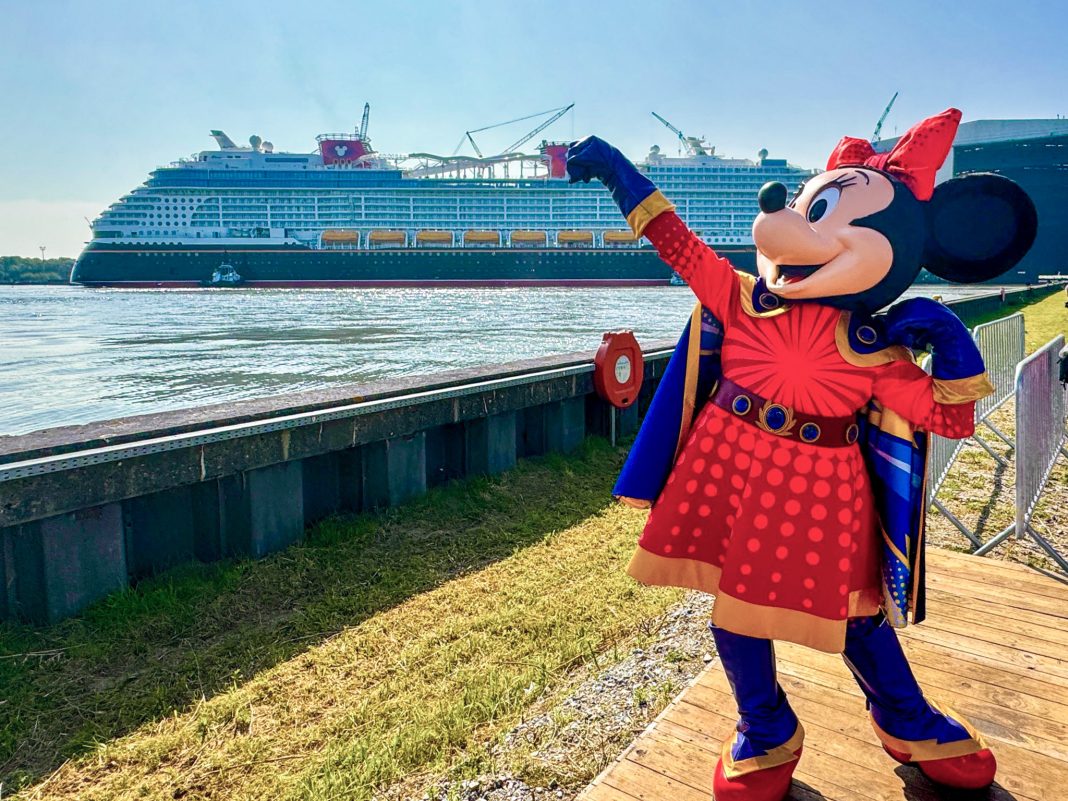 Superhero Minnie Maus vor „ihrem“ Schiff, der Disney Destiny. Foto: © Christoph Assies