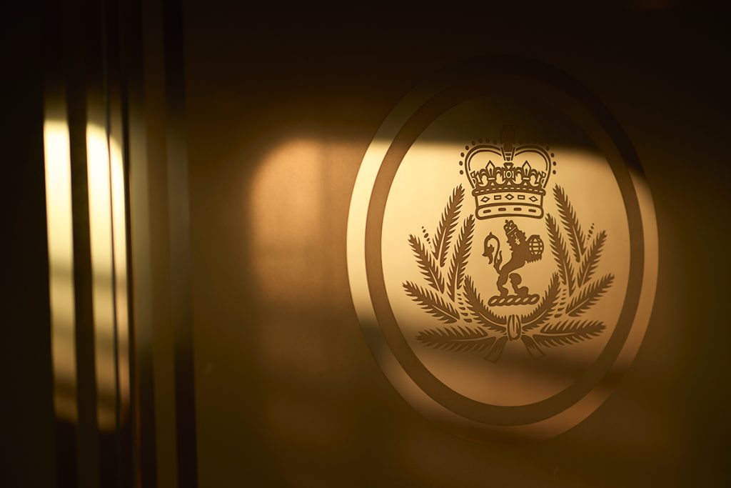 Cunard-Logo mit Sonnenreflexion; Foto: © Cunard