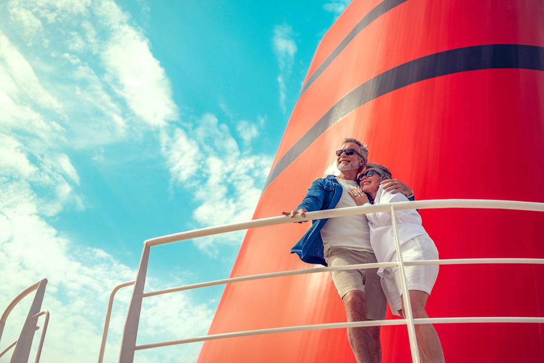 Paar vor Schornstein auf einem Cunard-Schiff. © Foto: Cunard
