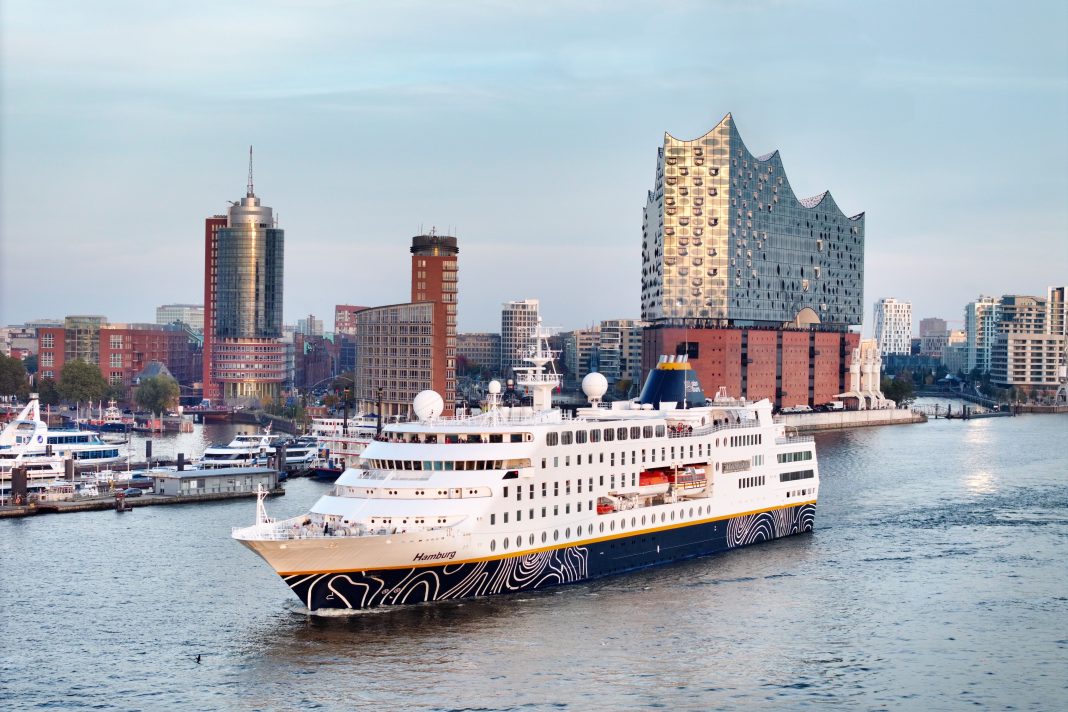 MS Hamburg vor der Elbphilharmonie, Foto: © Plantours