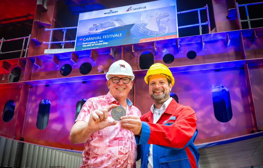 Projektmanager Georg Schauen (MEYER WERFT) und Brett Vitols (VP New Builds Carnival Cruise Line) legen die Glücksmünze unter den ersten Blockdes Neubaus Carnival Festivale. Foto: © Meyer Werft